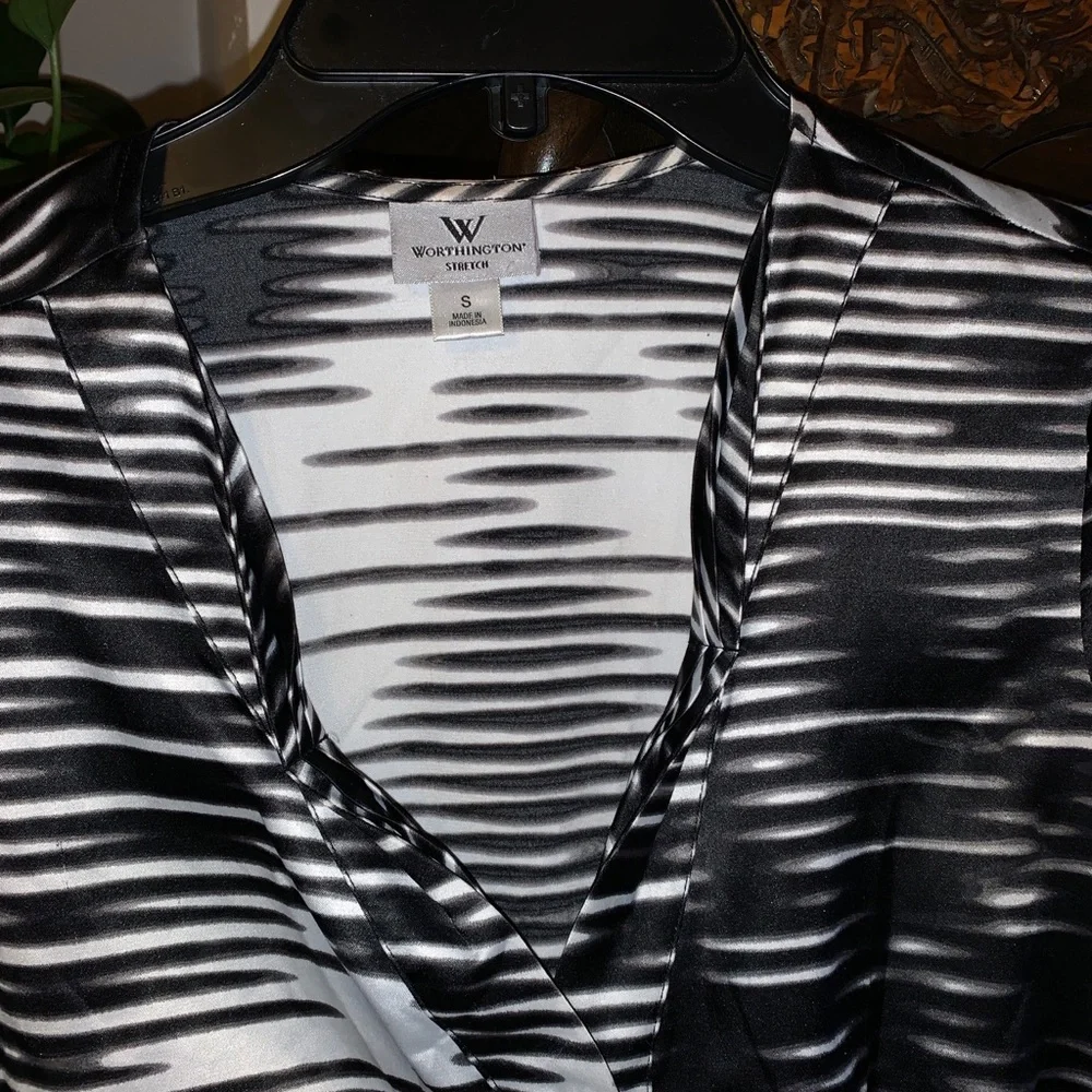 Like New Women’s Shirt Sleeve Satiny Blouse, Sz Small - Picture 2 of 5